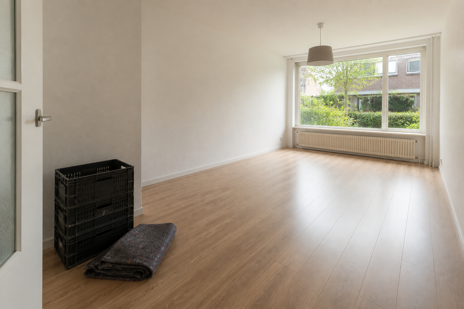 Lege en netjes opgeleverde woonkamer na een woningontruiming